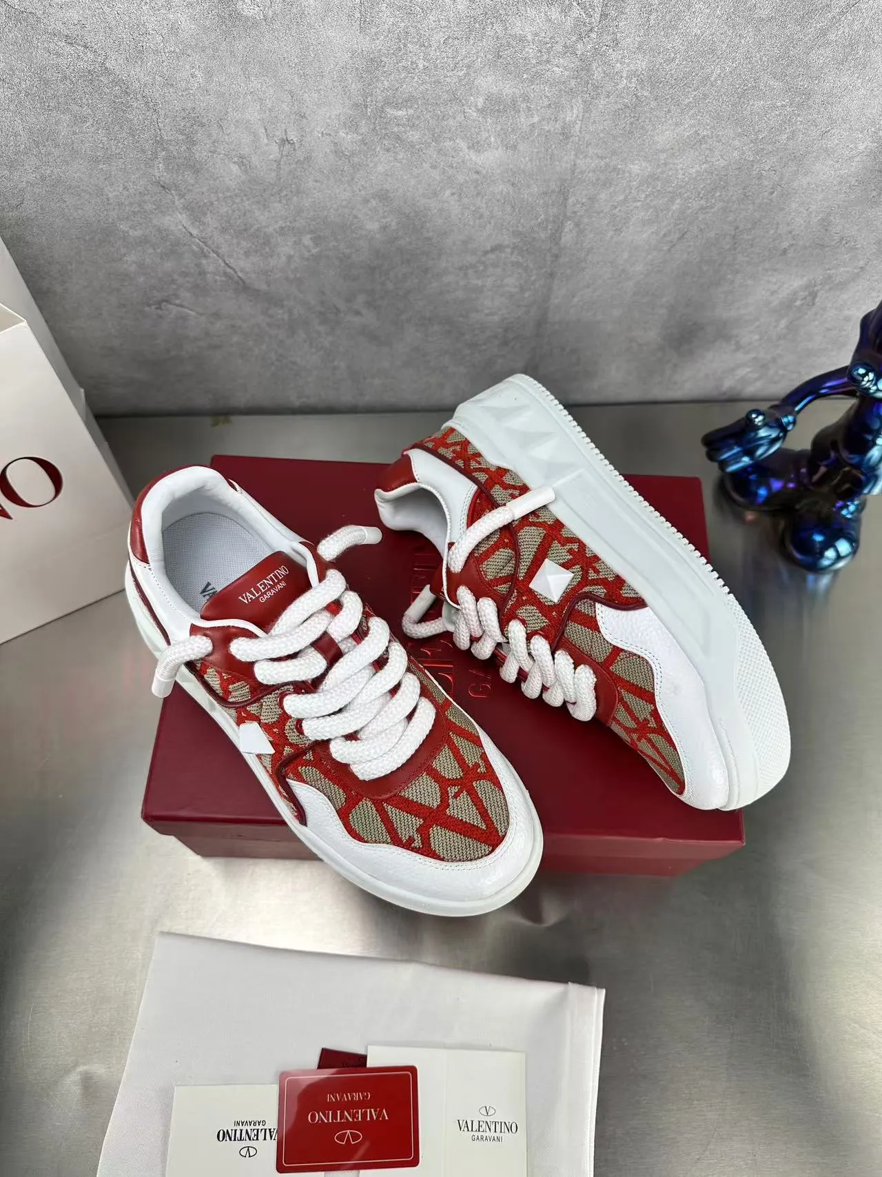👟👟Ex-factory price 640👟👟 🔺Valentino🔺Valentino new casual shoes 2023 latest model hot style for catwalk couples, thick shoelaces, the same style as Elsa Hosk, Zhang Yixing, Guan Xiaotong and many other stars 🔥 Top version + lasting process, full oil edge on the upper. Fabric: Customized cowhide + cowhide lining with breathable mesh. Outsole: original molded TPU thickened outsole. Size for women is 35-40. Men’s size is 39-45.